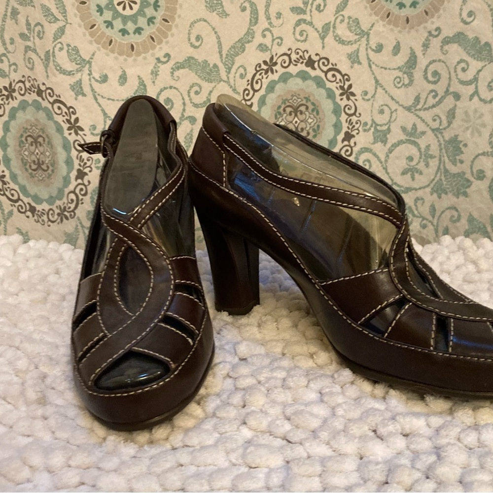Aerosoles size 8 1/2 brown leather sandals/heels.